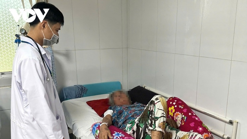 Do bệnh nhân cao tuổi, sức khỏe kém nên bệnh viện còn giữ lại để theo dõi thêm. Ảnh: VOV