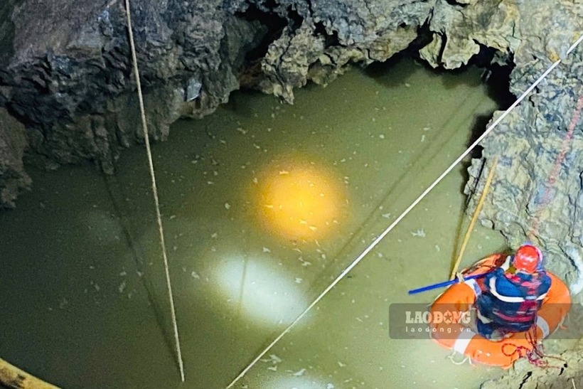 Lực lượng chức năng tiếp cận hiện trường tìm kiếm nạn nhân. Ảnh: Lao động