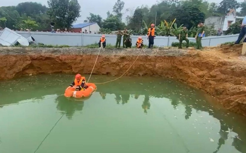 "Hố tử thần" trên quốc lộ 3B. Ảnh: Báo Bắc Kạn