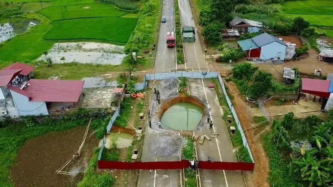 Hố tử thần giữa Quốc lộ 3B nhìn từ trên cao. Ảnh: Báo Bắc Kạn