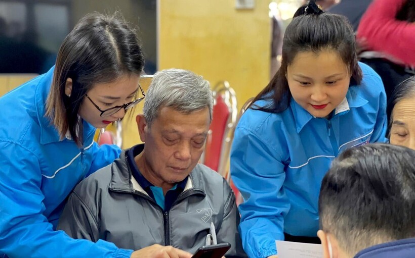 Đoàn viên thanh niên thành phố Yên Bái hỗ trợ người dân sử dụng các ứng dụng thanh toán trên điện thoại thông minh.