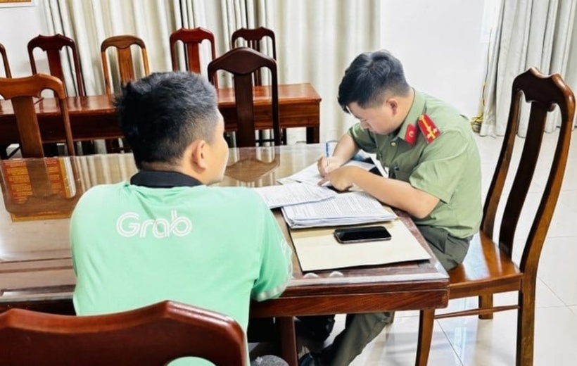 Anh H. hoàn trả lại sự tiền 1,77 tỷ đồng cho đơn vị chuyển nhầm. Ảnh: VTC News.