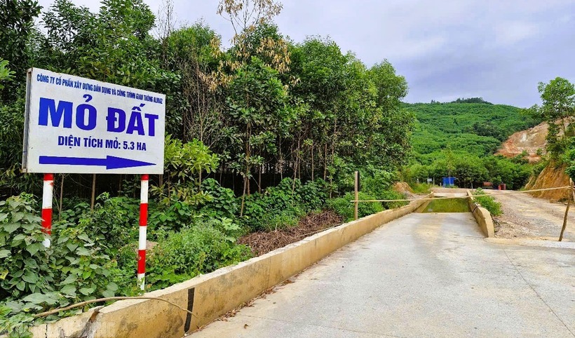 Công trường rơi vào tình trạng hoang vắng, máy móc phơi giữa mưa nắng.