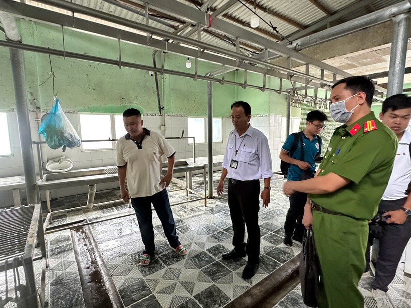 Đoàn kiểm tra liên ngành đã kiểm tra cơ sở giết mổ gia công của Công ty C.P Việt Nam ở huyện Phụng Hiệp, tỉnh Hậu Giang. Ảnh: Tuổi Trẻ.