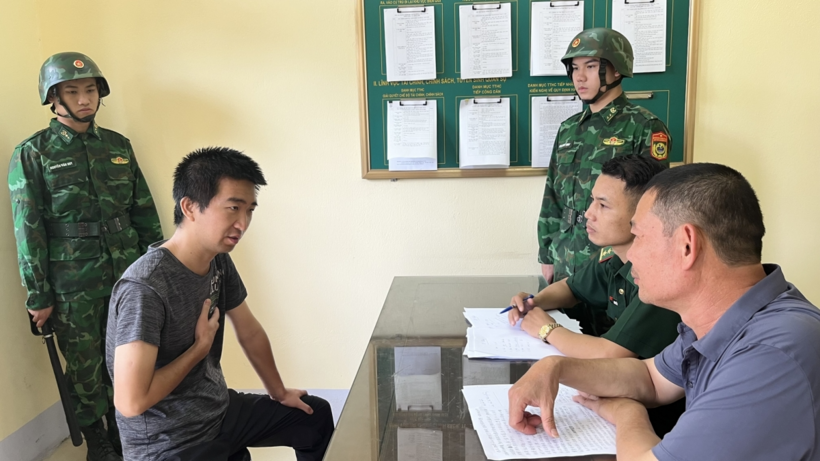 Đối tượng Bạch Dũng làm việc với lực lượng biên phòng Lào Cai. Ảnh: Lao Động