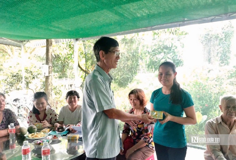 Luật gia Nguyễn Minh Đoàn, Chủ tịch Hội Luật gia huyện Cao Lãnh tặng quà cho người dân.
