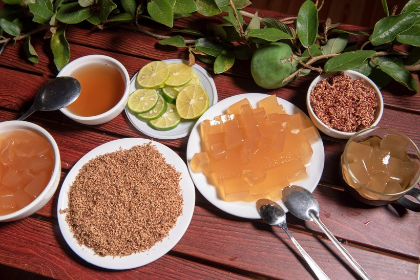 Sau khi phơi khô, hạt mác púp chuyển sang màu vàng nhạt và có mùi thơm nhẹ.