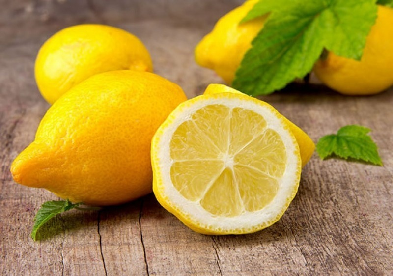 Chanh chứa kali, vitamin C, chất chống oxy hóa, giúp tăng cường sức khỏe tim mạch, hệ miễn dịch và hỗ trợ tiêu hóa. Vào mùa hè nóng nực, hãy cắt vài lát chanh vào cốc nước, thêm đường phèn, là có một thức uống giải ngán, hỗ trợ tiêu hóa hiệu quả. Loại đồ uống này có vị chua ngọt thanh mát, làm tăng cảm giác ngon miệng và góp phần thanh nhiệt cơ thể. Bạn cũng có thể dùng chanh để làm nước detox giúp hỗ trợ thải độc gan, tăng cường chức năng gan.