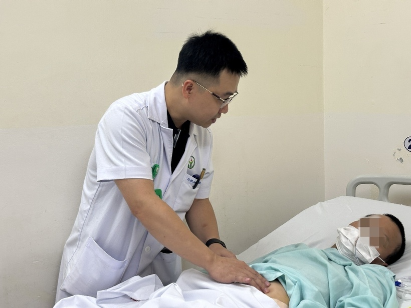 Bác sĩ thăm khám cho người bệnh sau phẫu thuật. Ảnh: BVCC.