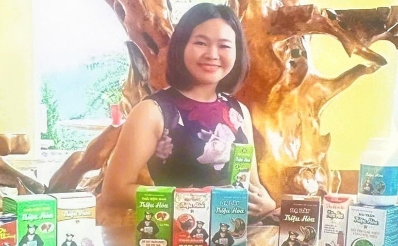 Hoàng Thị Ngọc và các sản phẩm thực phẩm chức năng giả có liên quan tới vụ án. (Ảnh: Công an Thanh Hóa)