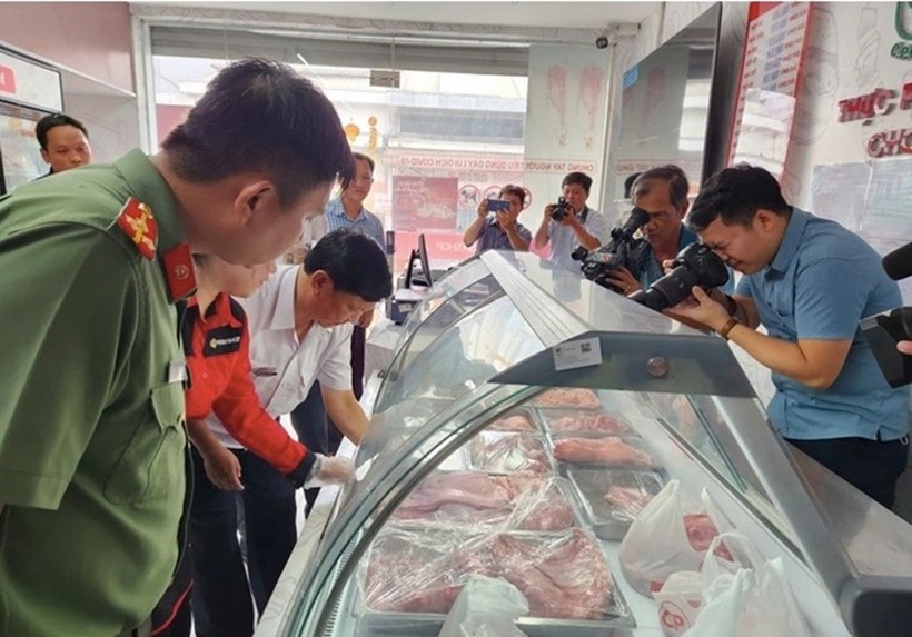 Sau vụ Công ty C.P bị "tố" bán thịt bẩn, Bộ Nông nghiệp và Môi trường đề nghị các địa phương tăng cường kiểm tra thực hiện quy định về thú y, an toàn thực phẩm. Ảnh: Thanh Niên