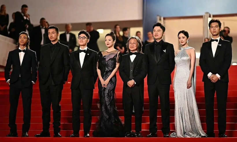 Đoàn phim "Tương viên lộng: Huyết án" tại Liên hoan phim Cannes 2024. Ảnh: Weibo