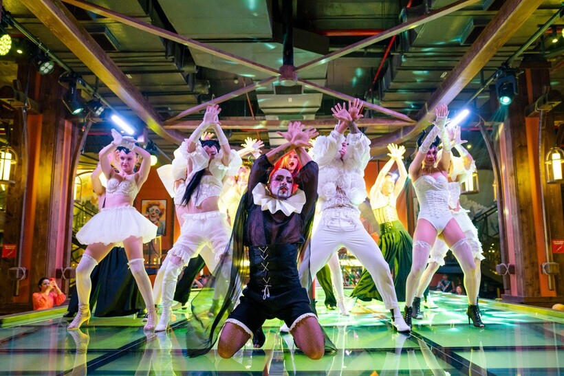 Show diễn này thuộc loại hình sân khấu Cabaret còn khá mới mẻ tại Việt Nam