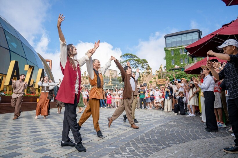 Show “Happy Fair” (Phiên chợ cổ tích)
