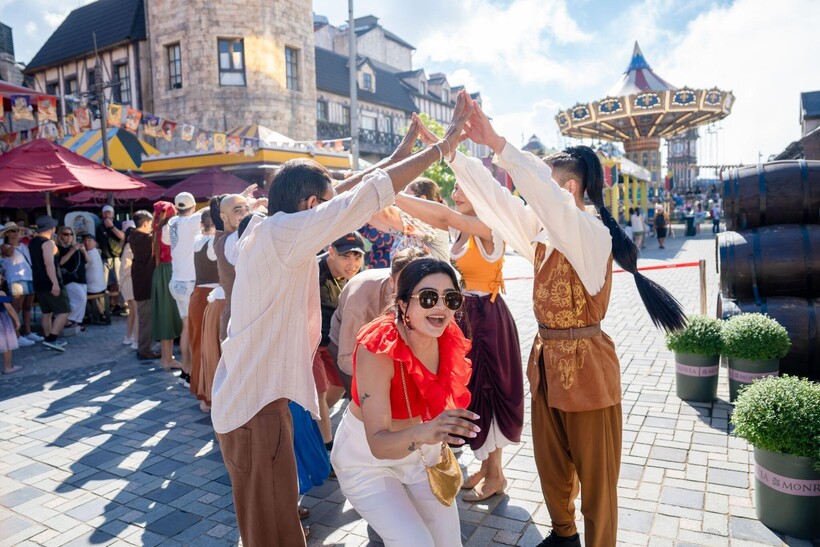 Du khách vui quên lối về với “Phiên chợ cổ tích”