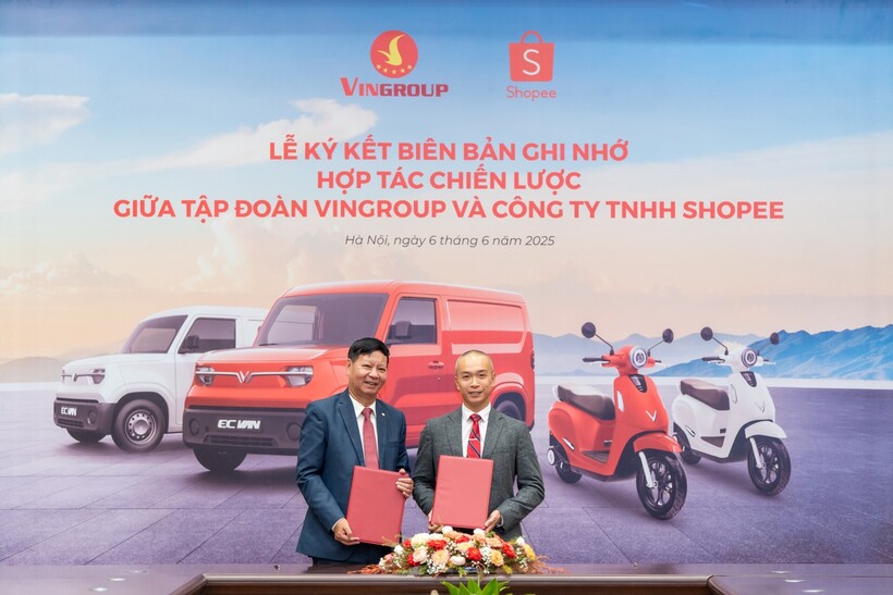 Ông Lê Khắc Hiệp, Phó Chủ tịch Tập đoàn Vingroup và ông Trần Tuấn Anh, Giám đốc điều hành Shopee Việt Nam tại lễ ký