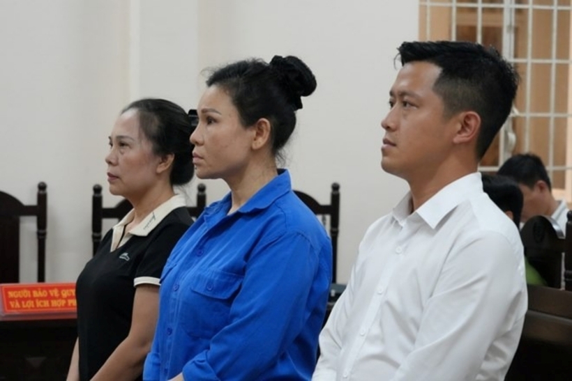 Bị cáo Lâm Thị Thu Trà (áo xanh) cùng 2 đồng phạm trong phiên tòa xét xử. Ảnh: Lao Động