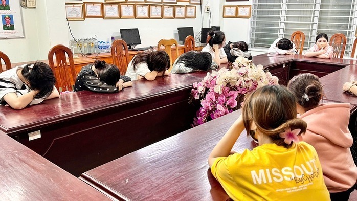 Cơ quan công an mời các gái bán dâm về trụ sở để điều tra làm rõ vụ việc. Ảnh: Người lao động