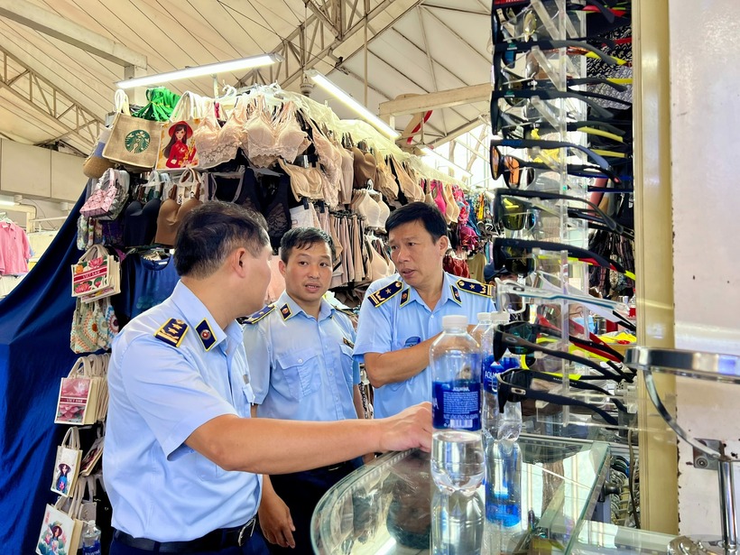 Tại các điểm kinh doanh, các Tổ kiểm tra bước đầu ghi nhận hàng loạt sản phẩm bày bán mang các thương hiệu nổi tiếng như đồng hồ Rolex, Longines, Patek Philippe; túi xách và ví của các hãng LV, Gucci, Dior, YSL, Celine, Goyard, Chanel, Hermès, Bottega Veneta, Prada; cùng nhiều mẫu mắt kính gắn nhãn Gucci, ... Tuy nhiên, toàn bộ các sản phẩm này đều có dấu hiệu giả mạo hàng chính hãng, gây ảnh hưởng nghiêm trọng đến quyền lợi người tiêu dùng cũng như uy tín của các thương hiệu được bảo hộ tại Việt Nam. (Ảnh: Chi cục QLTT).