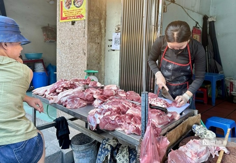 Hoạt động mua bán thịt lợn tại các chợ truyền thống vẫn diễn ra bình thường.