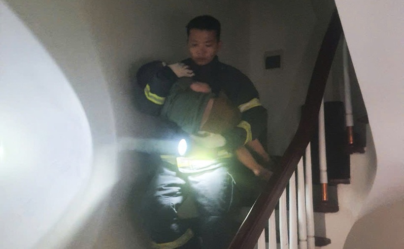 Cảnh sát PCCC&CNCH kịp thời hướng dẫn thoát nạn cho 7 người. (Ảnh: Cơ quan công an)