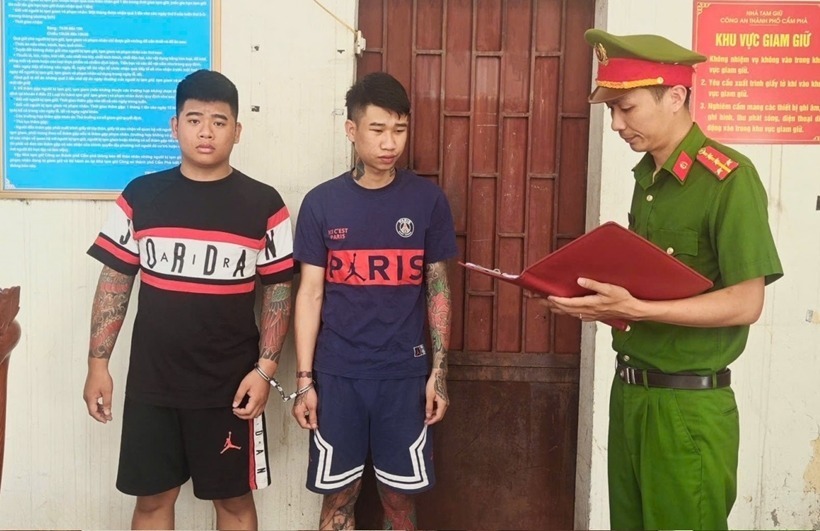 Hai đối tượng hành hung người bị tạm giữ hình sự. Ảnh: Bảo vệ Pháp luật