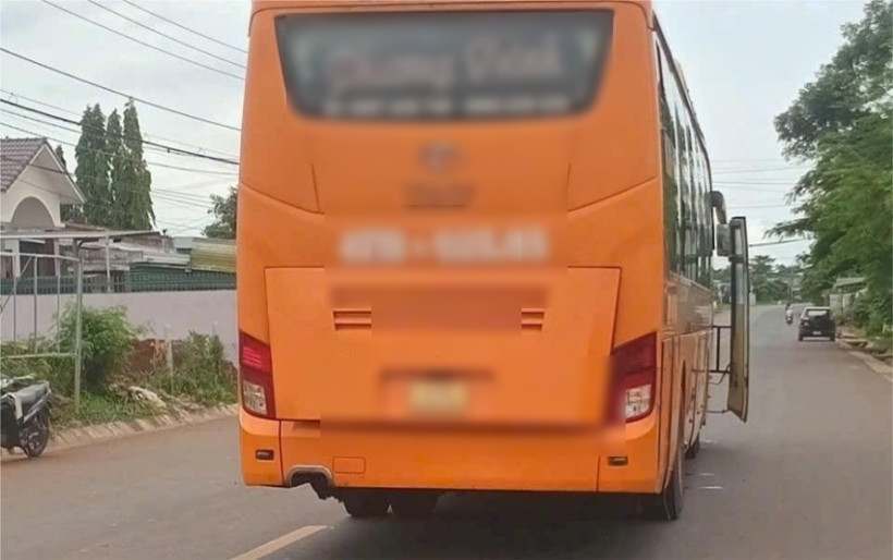 Ô tô khách va chạm với xe máy. Ảnh: Nhân dân