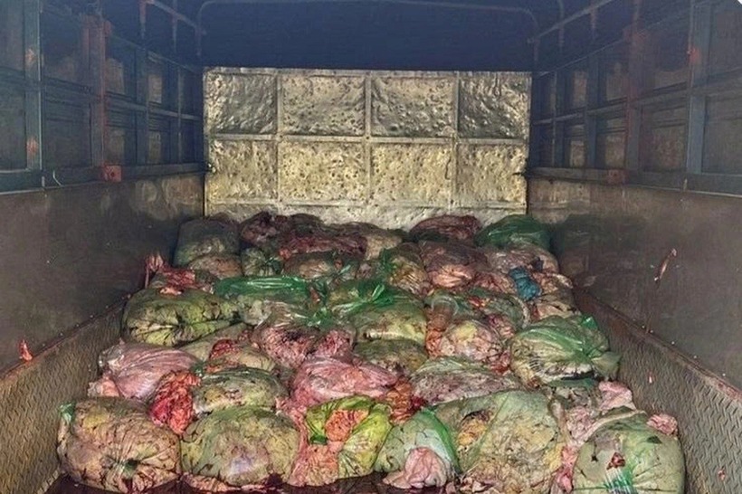 Lực lượng chức năng vừa phát hiện xe tải chở 1,3 tấn nội tạng lợn bốc mùi hôi thối lưu thông qua địa bàn huyện Thanh Chương, tỉnh Nghệ An. Ảnh: Dân Trí