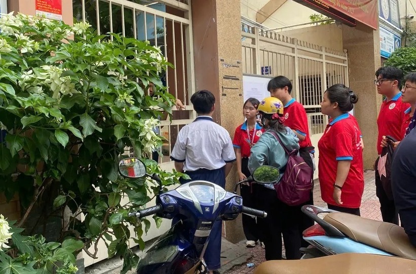 Tại điểm thi Trường THCS Lý Phong (quận 5, TP.HCM), một thí sinh đến 9h30 mới tới điểm thi. Ảnh: PLO