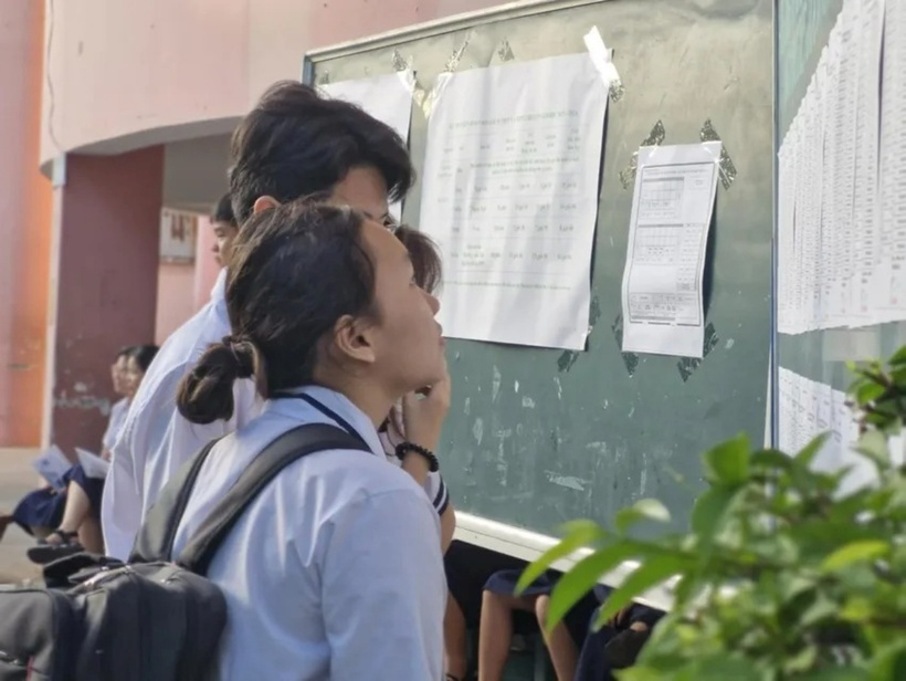 Các thí sinh xem lại sơ đồ tại điểm thi. Ảnh: Pháp Luật TP.HCM