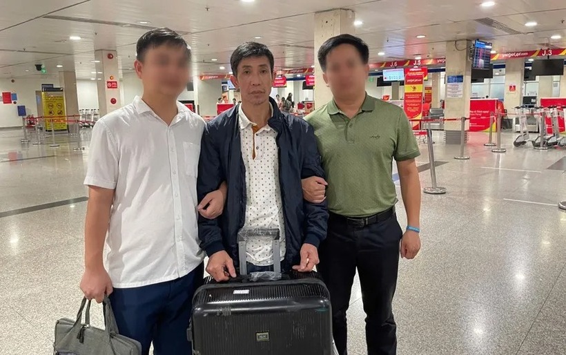 Nguyễn Xuân Hòa bị bắt ngay khi trở về Việt Nam, kết thúc 4 năm lẩn trốn lệnh truy nã. Ảnh: Pháp luật TP.HCM