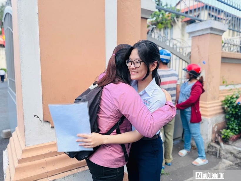 Những cái ôm chúc mừng sau khi kết thúc môn thi đầu tiên.