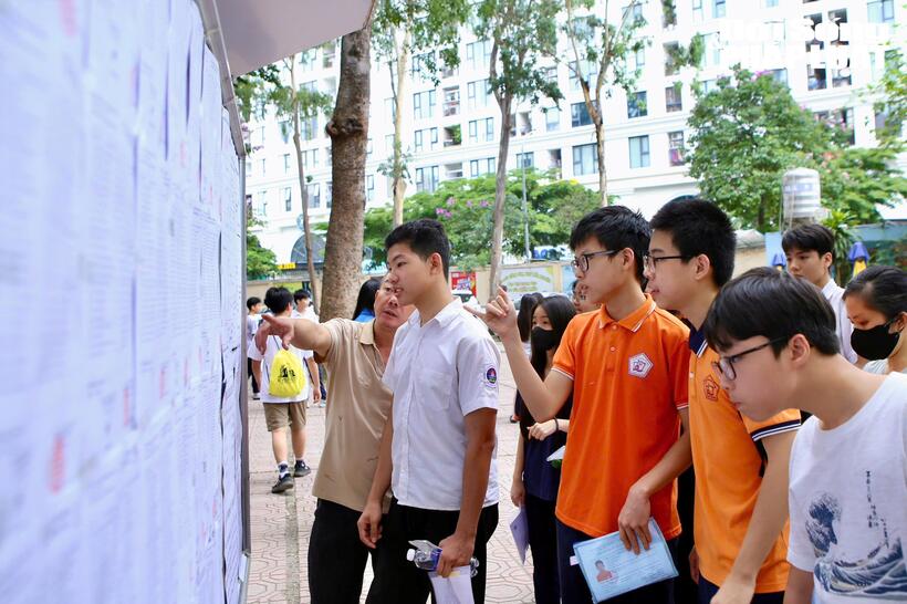 Tại điểm thi trường THPT Nguyễn Trãi, Ba Đình, Hà Nội cũng rất đông thí sinh có mặt từ sớm để làm thủ tục thi cũng như nghe quy chế.