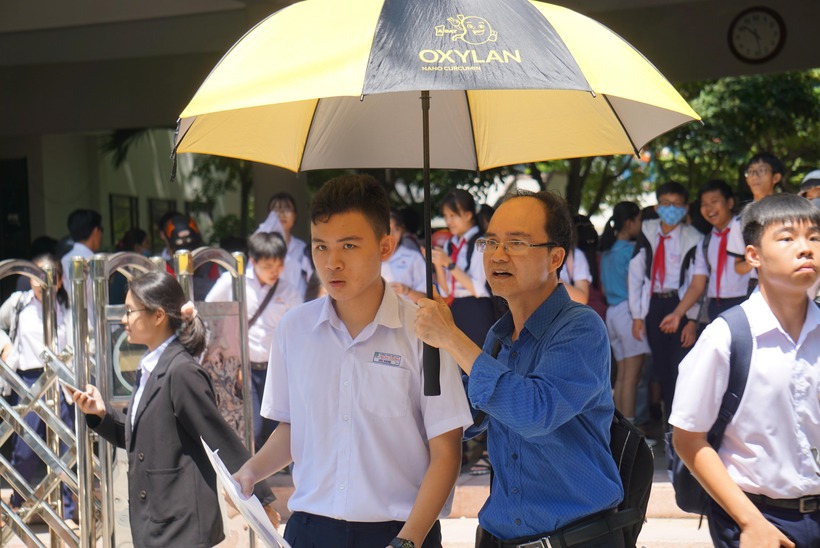 Miền Bắc và Trung Bộ có nơi nắng nóng đến gay gắt, nhưng vẫn có thể mưa giông. Ảnh minh hoạ.