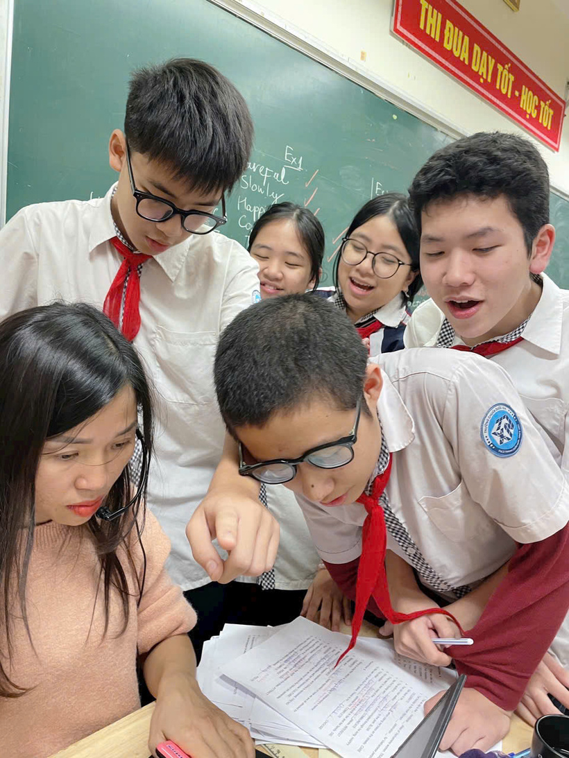 Cô Minh Huyền thường xuyên luyện cho học sinh các dạng bài trong đề thi và cho làm các đề theo form của đề minh họa. Ảnh: NVCC