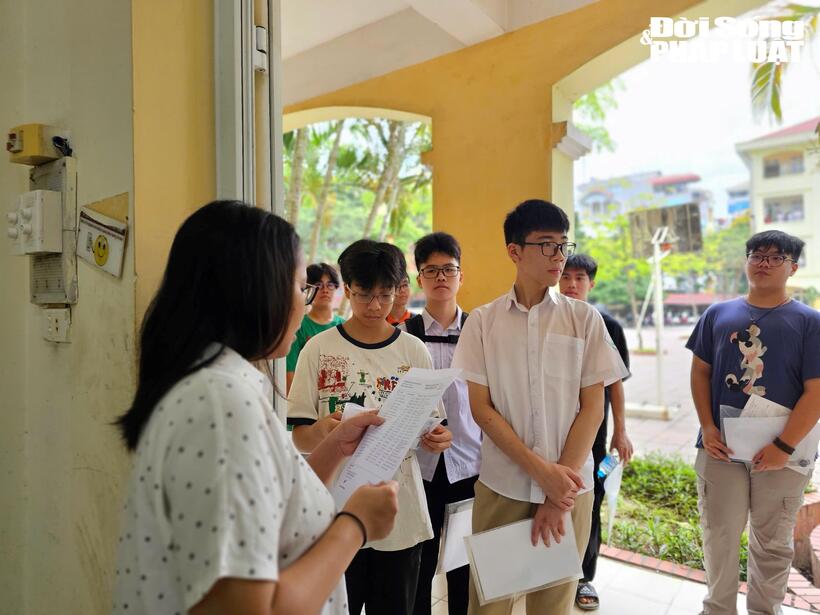 Tổng điểm xét tuyển năm nay giảm từ 50 xuống 30 do không nhân đôi điểm toán, văn. Bên cạnh đó, điểm thi và điểm chuẩn sẽ được công bố cùng một thời điểm. Tại kỳ thi này, Hà Nội tăng tỉ lệ tuyển sinh vào lớp 10 công lập lên trên 64% (tăng hơn 3% so với năm 2024).