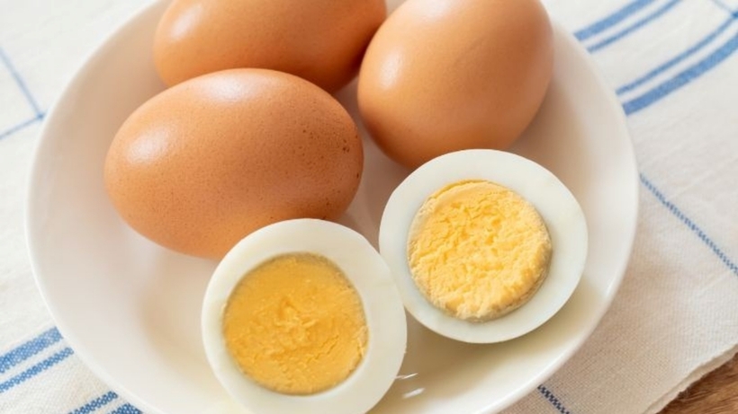 Bé 10 tháng tuổi đột ngột xuất hiện ban đỏ toàn thân, buồn nôn, nôn nhiều, kèm theo khó thở, tím tái sau khi ăn trứng gà. Ảnh minh họa
