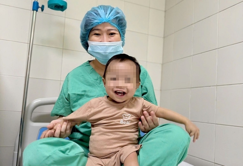 Em bé hồi phục sức khỏe và được xuất viện trong niềm vui mừng của gia đình cũng như đội ngũ y, bác sĩ. Ảnh: VOV