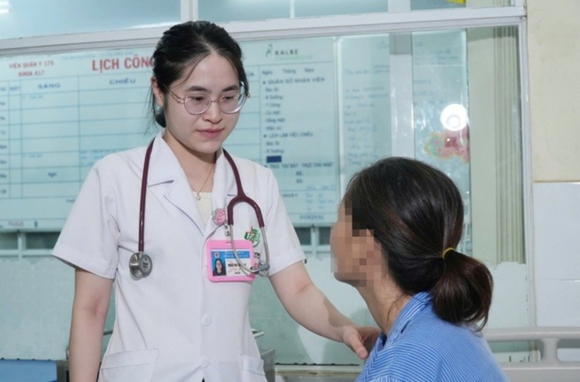 Bác sĩ Mai Thị Thu Ly thăm khám cho người bệnh. Ảnh: Sức Khỏe & Đời Sống