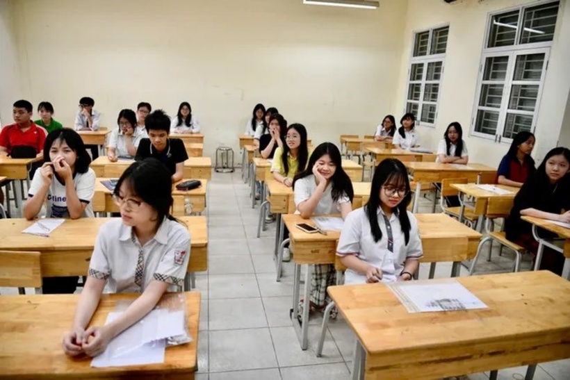 Các thí sinh nghe phổ biến quy chế thi tại Điểm thi THCS Kim Giang. Ảnh: Tiền Phong