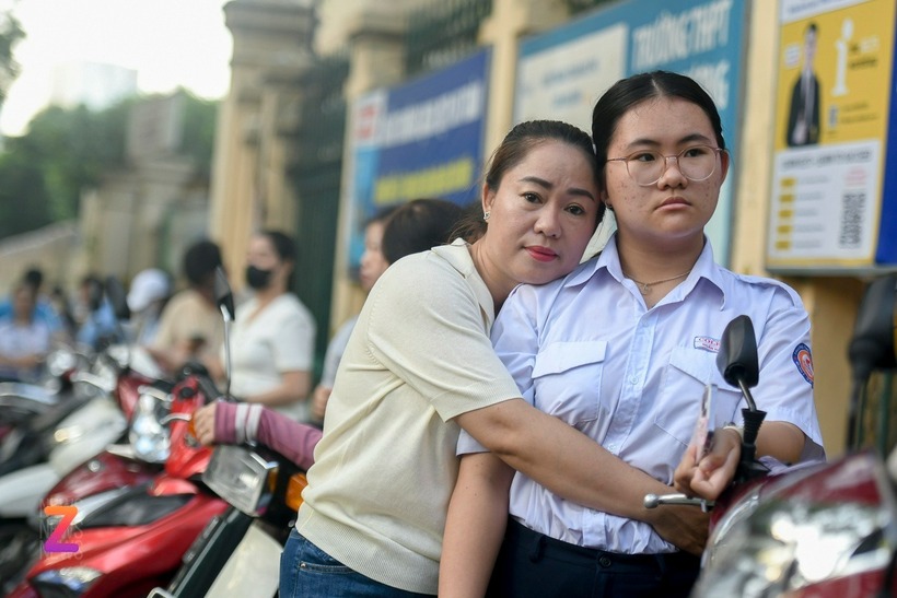 Khoảnh khắc chị Thanh Tuyền tựa đầu vào vai cô con gái Ngân Hà, trao cho con một cái ôm thật chặt như tiếp thêm tất cả sức mạnh