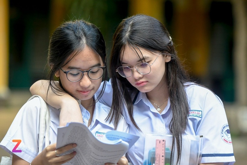 Thí sinh tranh thủ ôn lại trước giờ thi.