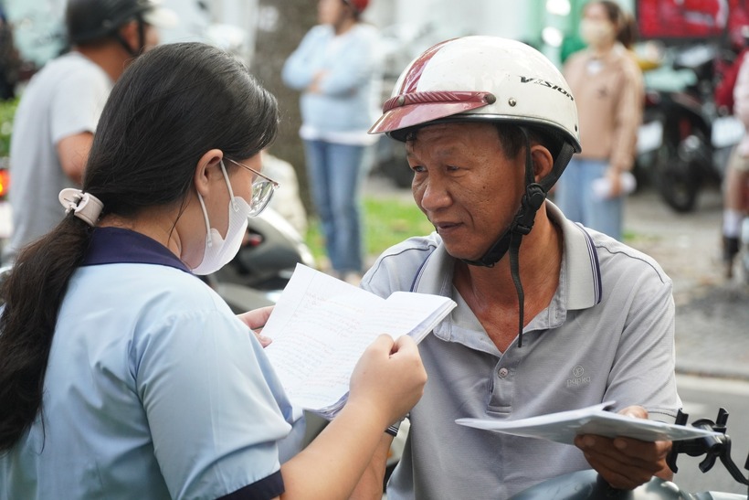 Xúc động khoảnh khắc người cha chăm chú nhìn con gái ôn bài trước giờ thi