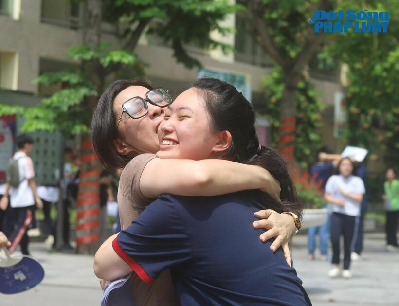 Tại điểm thi, nhiều phụ huynh phấn khởi khi thấy con mình hoàn thành môn thi đầu tiên
