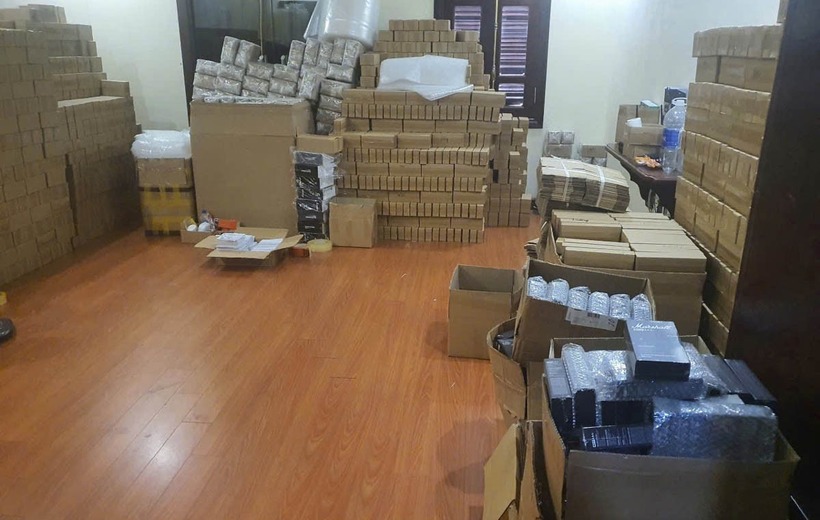 Cận cảnh kho hàng chứa hàng chục nghìn sản phẩm giả. Ảnh: VTC News