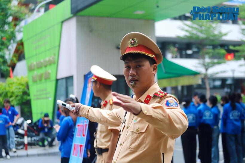 CSGT Hà Nội phân luồng giao thông, đảm bảo an toàn cho các phương tiện và thí sinh đến điểm thi đúng giờ