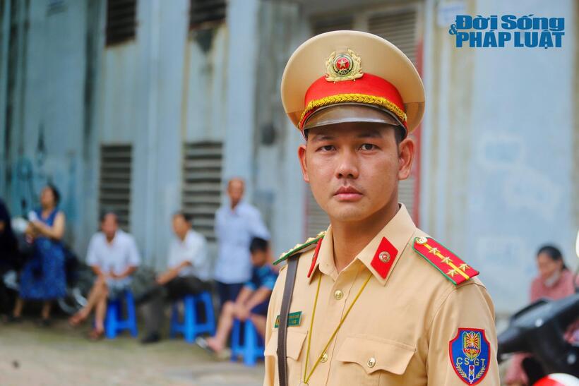 Đại uý Nguyễn Minh Đức, cán bộ Đội CSGT đường bộ số 6, Phòng CSGT Công an TP.Hà Nội khuyến cáo các bậc phụ huynh cần chấp hành nghiêm quy định của Luật Giao thông đường bộ khi đưa đón thí sinh đi thi