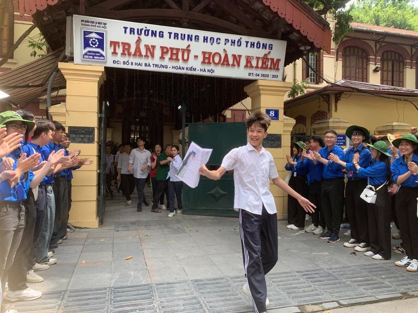 Thí sinh tại Hội đồng coi thi THPT Trần Phú (Hoàn Kiếm, HN) kết thúc môn ngữ văn với tâm trạng phấn khởi. (Ảnh: Dân trí)