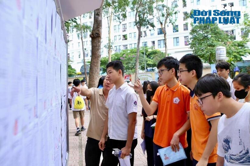 Thí sinh trong ngày làm thủ tục Kỳ thi vào lớp 10 THPT 2025 ở Hà Nội. Ảnh: Lê Liên