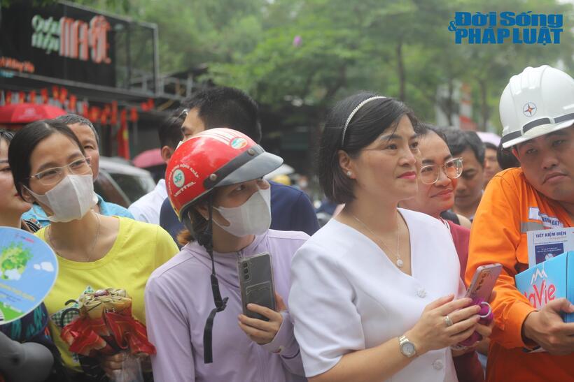 Nhiều phụ huynh có mặt tại cổng trường, trước thời điểm kết thúc môn thi đầu tiên để đón con mình